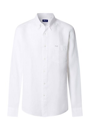 Camisa blanca de manga larga con botones, cuello abotonado y bolsillo en el pecho, con un pequeño logo bordado en el bolsillo.