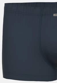 Marinblå badshorts i ett mjukt, lätt tyg. Har en åtsittande passform, elastisk midja och subtila sömdetaljer.