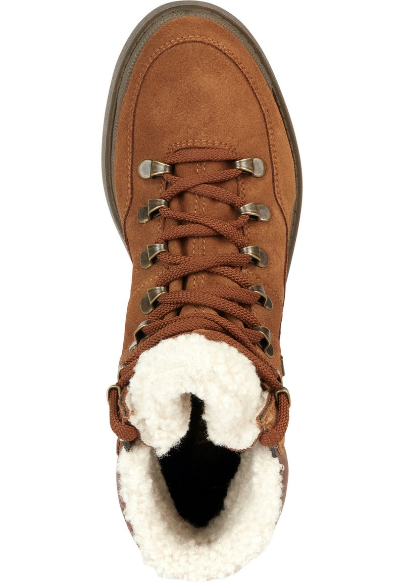 Botte de randonnée en daim marron avec doublure en fausse fourrure crème, œillets en métal et lacets marron. Embout arrondi et design de semelle extérieure en caoutchouc robuste.