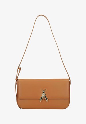 Bolso de mano de cuero color coñac con un perfil delgado, correa ajustable para el hombro y un motivo decorativo dorado de insecto en el frente. Textura suave.