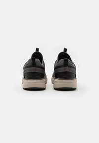 Skechers CROWDER COLTON - Sapatilhas - black/grey