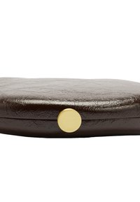 Brązowa skórzana kopertówka o teksturowanym wykończeniu, z okrągłym złotym zapięciem. Projekt jest smukły i owalny, podkreślający prostotę.