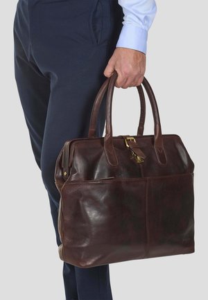 Mörkbrun läderaktig portfölj med dubbla handtag upptill, prydd med en guldtonad spänne och subtila sömnadsdetaljer. Lämplig för professionellt bruk.