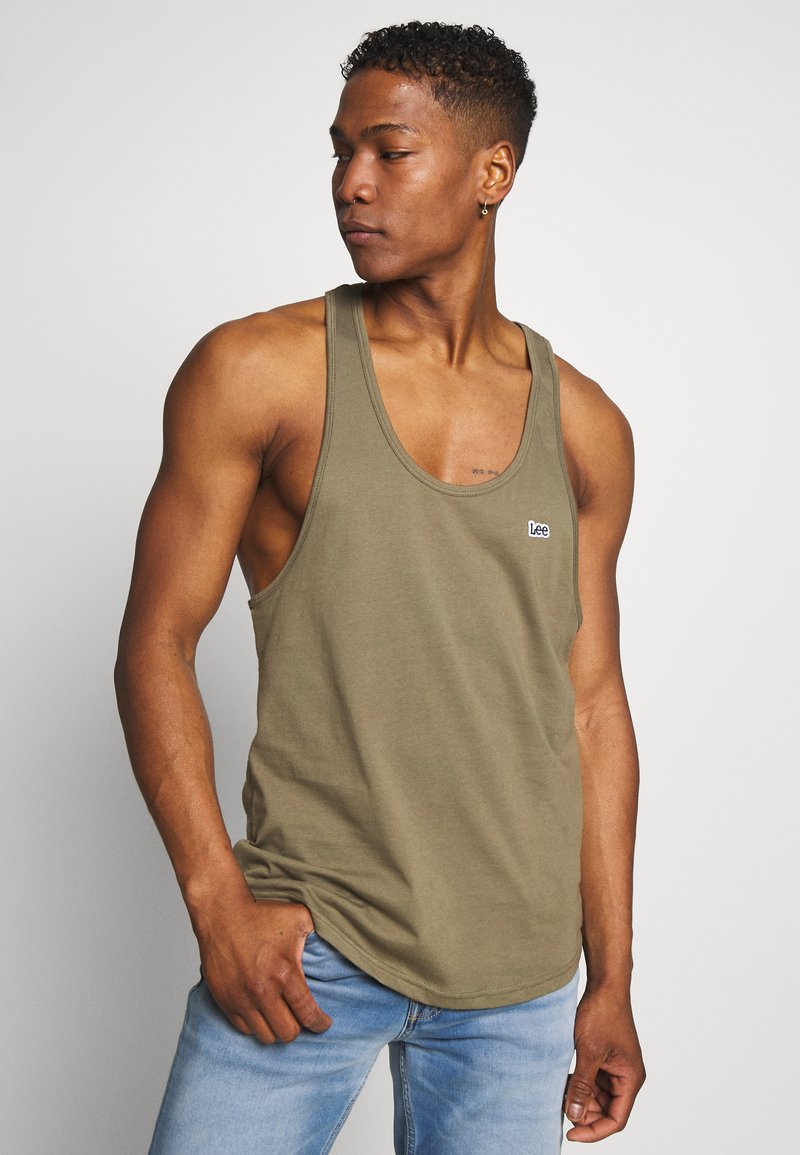 Olivgrünes Tanktop aus Baumwolle, mit runder Ausschnitt, ärmellosem Design und kleinem blauen "Lee"-Logo auf der Brust.