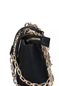 Borsa a tracolla nera in pelle con dettaglio in catena dorata. Dotata di chiusura con zip e una parte superiore arrotondata, presenta una texture liscia e un design elegante.