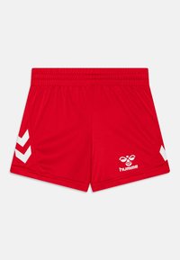 Shorts de sport rouges en tissu lisse, avec un logo blanc et deux accents en chevron blancs de chaque côté. Taille élastique incluse.