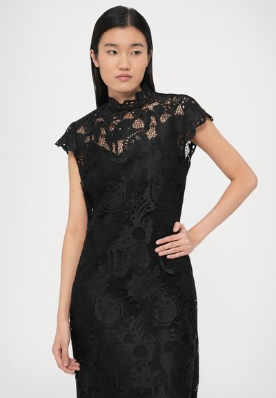 Czarna koronkowa sukienka z wysokim kołnierzem, krótkimi rękawami, kwiatowym wzorem i misterną fakturą. Dopasowany krój, długość do połowy uda.