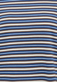 Gros plan sur un tissu à rayures horizontales bleu, marron, blanc et bleu clair, montrant une texture tricotée douce.