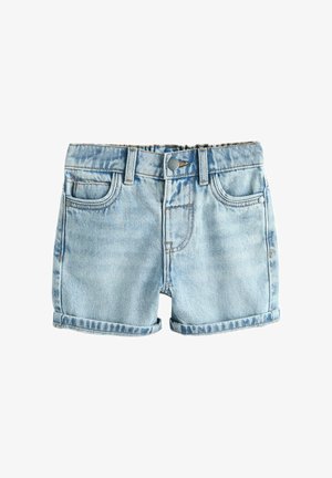 Pantaloni scurți din denim albastru deschis cu tiv răsucit, nasture frontal, bucle pentru centură și buzunare frontale pe un fundal alb.