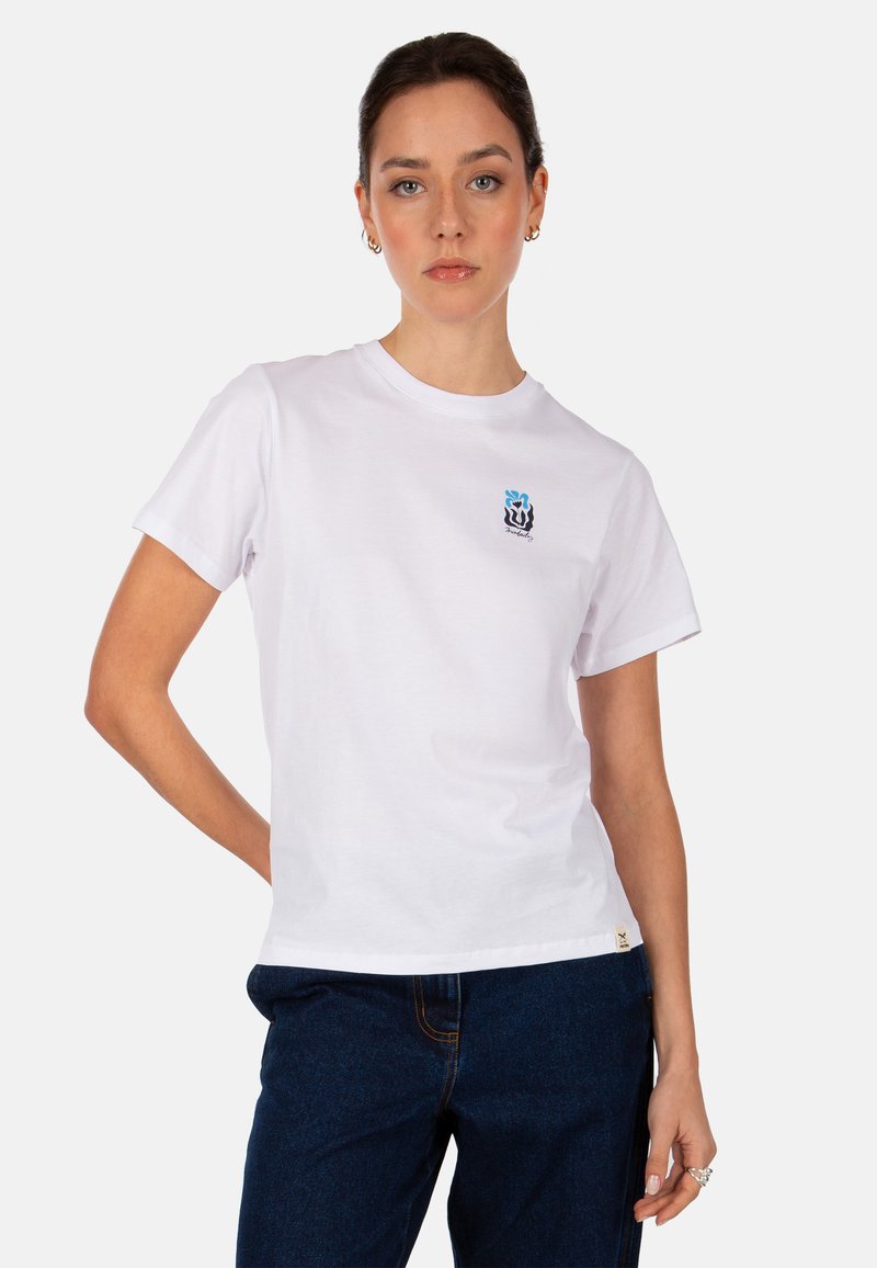 Weißes Baumwoll-T-Shirt mit einem kleinen blauen und schwarzen Grafikdesign auf der linken Brust. Kurzärmelig, runder Halsausschnitt und lässige Passform.