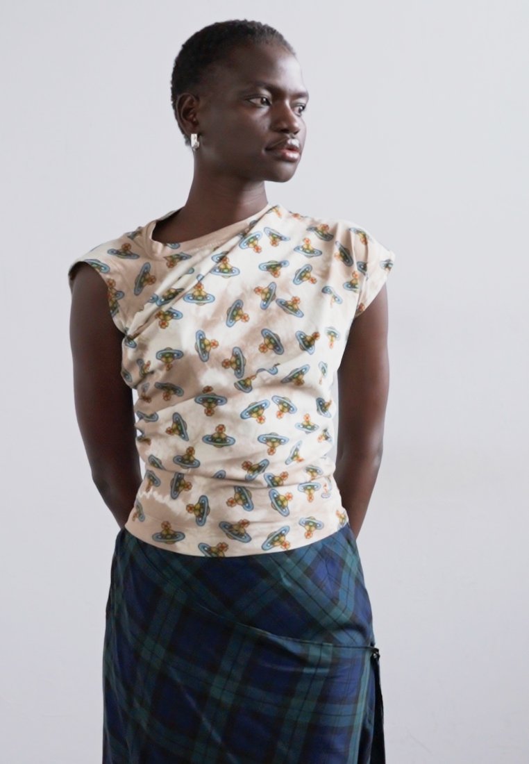 【Vivienne Westwood】ベージュ Hebo Tシャツ Beige Hebo T-Shirt by Vivienne Westwood on Sale