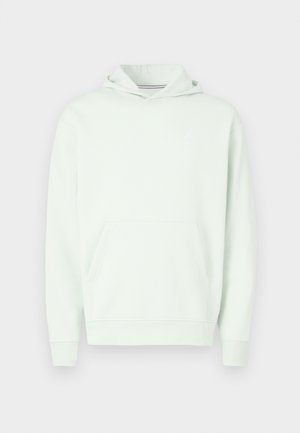 Ανοιχτό πράσινο φούτερ με κουκούλα, μπροστινή τσέπη τύπου πουγκί, ριμπ μανσέτες και τελείωμα. Διαθέτει μικρό λευκό λογότυπο στο στήθος. Μαλακή υφή υφάσματος.