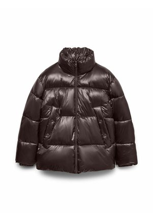 Kurtka puchowa w ciemnym brązie, z wysokim kołnierzem, zapięciem na zamek oraz pikowanym wzornictwem z dużymi, błyszczącymi elementami i bocznymi kieszeniami.