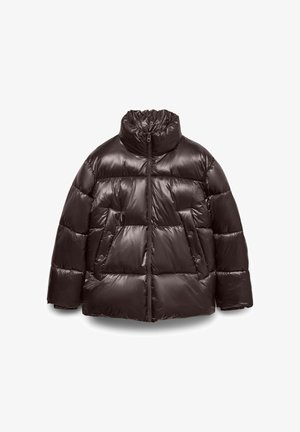 Tamsiai ruda pūkinė striukė, turinti aukštą apykaklę, užtrauktuką ir siuvinėtą dizainą su didelėmis, blizgiomis dalimis bei šoninėmis kišenėmis.