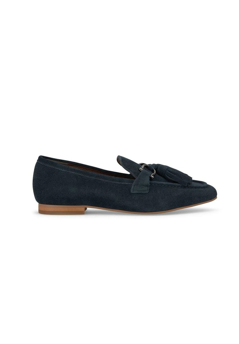 Scarpa piatta in suede blu navy con punta arrotondata, dettaglio con nappa e suola bassa marrone. Tessuto morbido, design minimalista.