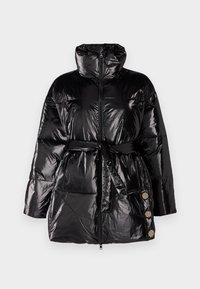 Chaqueta puff negra con un acabado brillante, cuello alto, cierre frontal con cremallera y un cinturón. Presenta tres botones decorativos en el lado izquierdo.