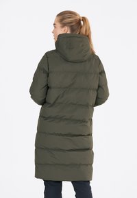 Abrigo tipo puffer verde oliva con capucha, hasta la rodilla, con secciones acolchadas horizontales y puños elásticos. La vista trasera destaca un diseño sin costuras.