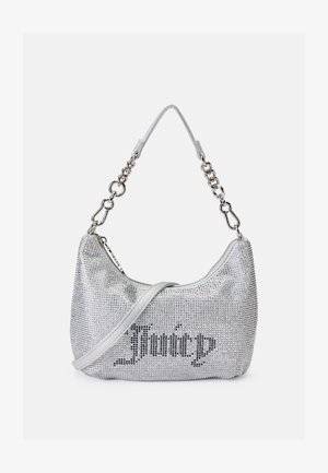 Borsa con decorazioni in strass argentati, dalla forma curva, dotata di un manico corto e una chiusura a zip. La parola "Juicy" è visibile sulla parte frontale.