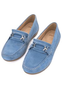 Blauwe suède instappers met zilveren hardware accenten, textuurafwerking, gestikte details en een afgeronde te ontwerp.