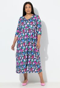 Maxi šaty s trojštvrťovými rukávmi, kvetinový vzor v ružovej, fialovej a zelenej na čiernom pozadí. Mäkká látka s prúdiacim dizajnom.