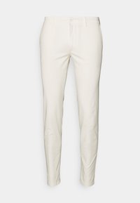 Beżowe spodnie o dopasowanym kroju wykonane z miękkiego materiału, z płaskim przodem, zapięciem na guzik i bocznymi kieszeniami. Charakteryzują się gładką teksturą i zwężanymi nogawkami.