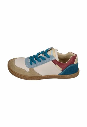 Legere Sneaker mit beigen, blauen und bordeauxroten Wildlederpaneelen, türkisfarbenen Schnürsenkeln und einer hellbraunen Gummisohle.