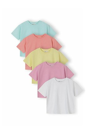Vijf effen T-shirts met korte mouwen opgestapeld, kleuren van boven naar beneden: lichtblauw, koraal, lichtgeel, lavendel en wit, op een witte achtergrond.