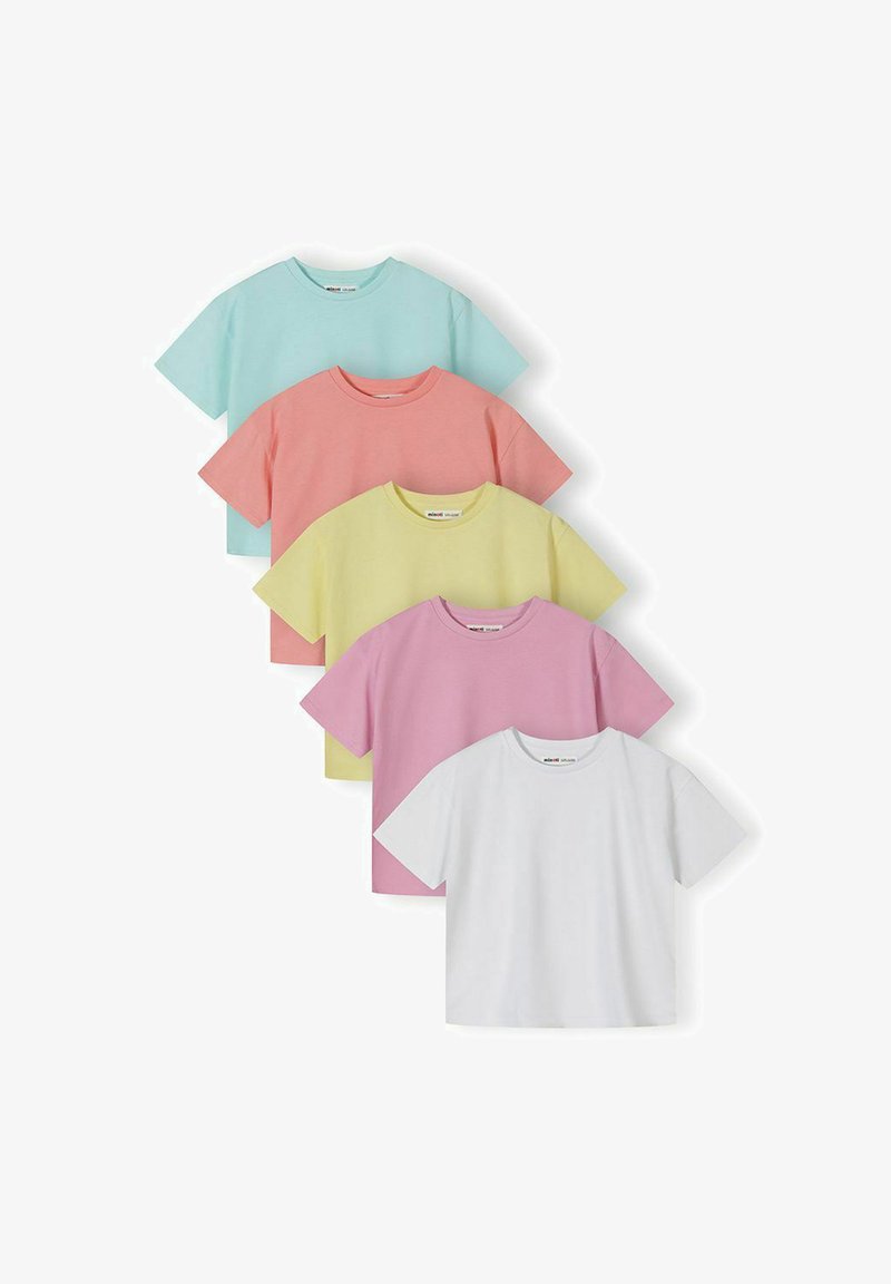 Cinq T-shirts unis à manches courtes empilés, couleurs de haut en bas : bleu clair, corail, jaune pâle, lavande et blanc, sur fond blanc.