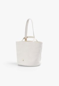Bolso tote blanco Texturizado con asas duales, una corta y una larga, que presenta un pequeño emblema dorado en la parte frontal inferior.