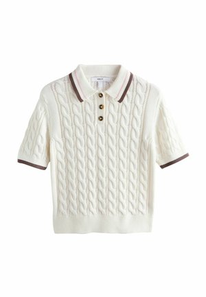 Weißes kurzärmeliges Poloshirt mit Zopfmuster, braun-pink gestreiftem Kragen und Ärmelbündchen sowie drei braunen Knöpfen auf der Knopfleiste.
