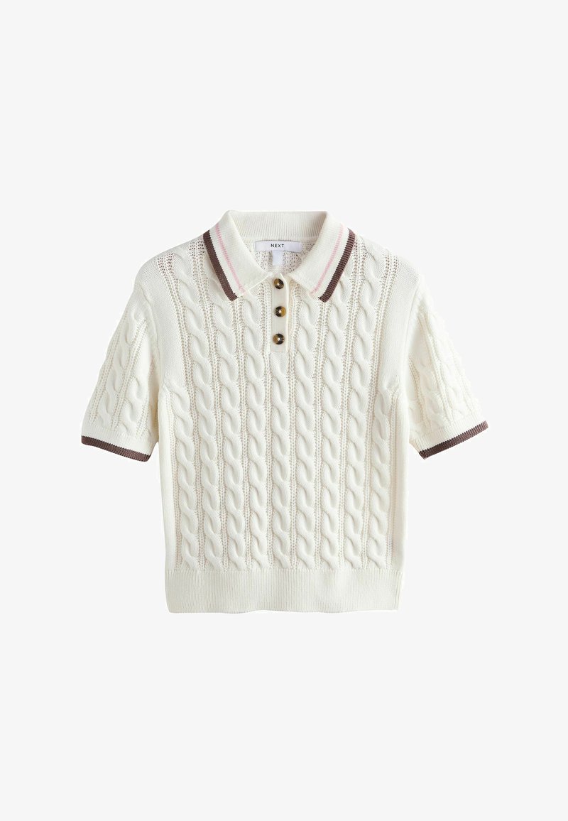 Polo blanco de punto trenzado de manga corta con cuello y puños de manga con rayas marrones y rosas, y tres botones marrones en la tapeta.