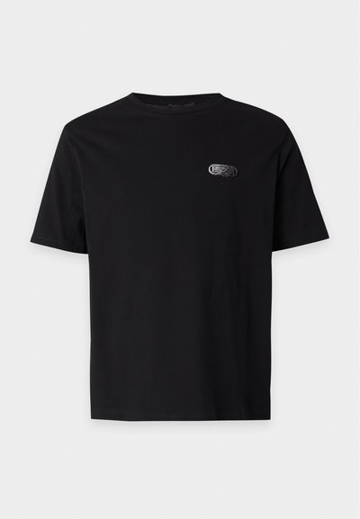 Μαύρο κοντομάνικο T-shirt με στρογγυλή λαιμόκοψη και μικρό ορθογώνιο λογότυπο στο επάνω αριστερό μέρος του στήθους.