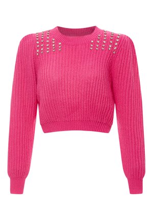 Lyserød strikket cropped sweater med lange ærmer. Har sølvfarvede nitter på skuldrene og ribbestrik på stoffet og manchetterne.