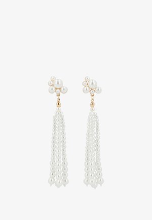 Orecchini pendenti con gruppi di perle bianche rotonde nella parte superiore e tre filamenti di perle bianche più piccole che pendono sotto connettori dorati.