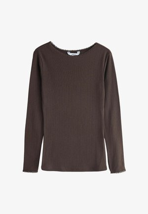 Brun langærmet strikket top med subtilt vertikalt mønster og blonder på krave og manchetter, mærket "NEXT" inde i halsudskæringen.