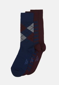 Tres pares de calcetines: uno azul marino con patrón de argyle, uno burdeos con rayas y uno burdeos liso. Confeccionados con un suave tejido de punto.