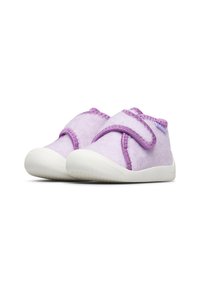 Scarpe viola pelose con una morbida texture, dotate di una striscia in velcro, suola in gomma bianca e design a punta arrotondata.