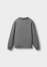 Grijze lange mouwen sweatshirt met geribde manchetten en hem, met een kleine geborduurde letter "B" op de bovenrug dicht bij de kraag.