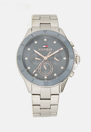 Montre en acier inoxydable argenté avec un cadran gris foncé, accents en or rose, marqueurs en diamant et plusieurs sous-cadrans. Elle est dotée d'un bracelet à maillons.