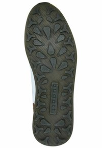 Suela de goma negra con patrón de agarre texturizado y logotipo "bugatti" en relieve, con tacos angulares para tracción y durabilidad.