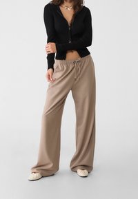 Stradivarius Träningsbyxor - beige