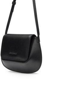 Borsa a spalla in pelle nera con chiusura a pattina, texture liscia e tracolla sottile regolabile. Presenta un branding minimale sul davanti.