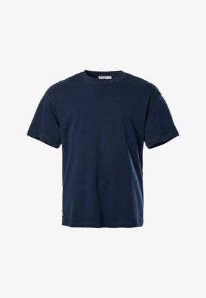 Marineblauw T-shirt met korte mouwen en ronde hals, met een rechte zoom en een klein label vlakbij de linksonderkant.