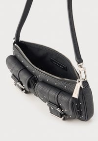 Μαύρη δερμάτινη τσάντα με υφή από κοκκώδες δέρμα, ασημένιες τρουκ, διπλά αγκράφες και φερμουάρ σε θήκη. Περιλαμβάνεται ρυθμιζόμενο λουρί χιαστί.