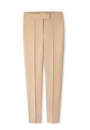 Pantaloni beige su misura con una texture liscia, dotati di pieghe frontali, cintura piatta e gambe dritte. Design minimalista, senza tasche visibili.