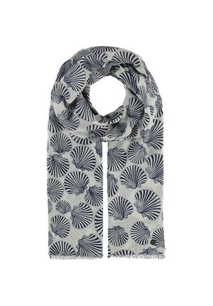 Lysegråt tørklæde med gentagne mørkeblå muslingemønstre, foldet med frynser i kanten på en hvid baggrund.