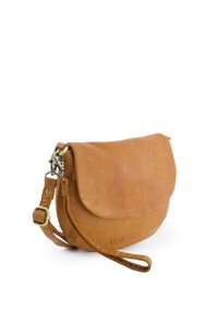 Tanfarvet læder crossbody taske med klaplukning og justerbar rem, præget med brandnavnet "Venezia" på forsiden.