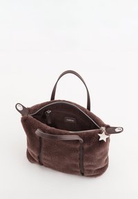 Sac à main en peau retournée marron avec accents en cuir, fermeture éclair sur le dessus, poche extérieure et petit détail de charme en forme d'étoile. Poignées doubles pour le porter.