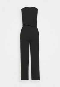 Combinaison noire sans manches avec une taille cintrée et des jambes larges et droites vue de dos sur fond blanc.