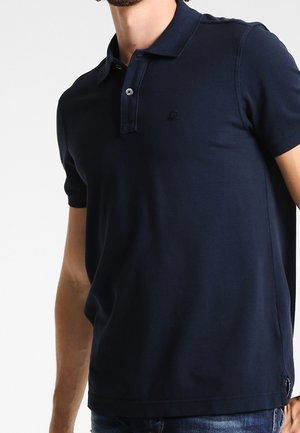 Polo blu navy in cotone liscio, con colletto, patta con due bottoni e piccolo logo sul petto. Vestibilità classica con maniche corte.